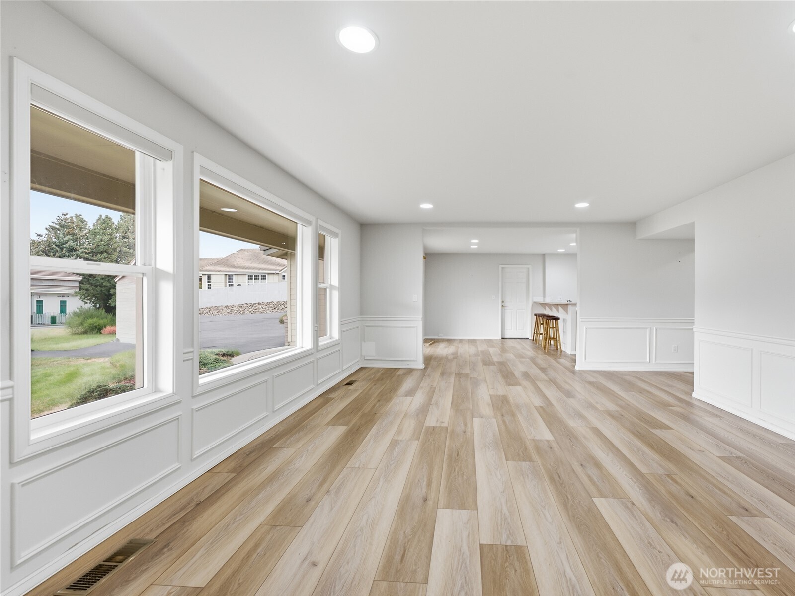 1380 Eastmont Avenue 304 Property Photo 6