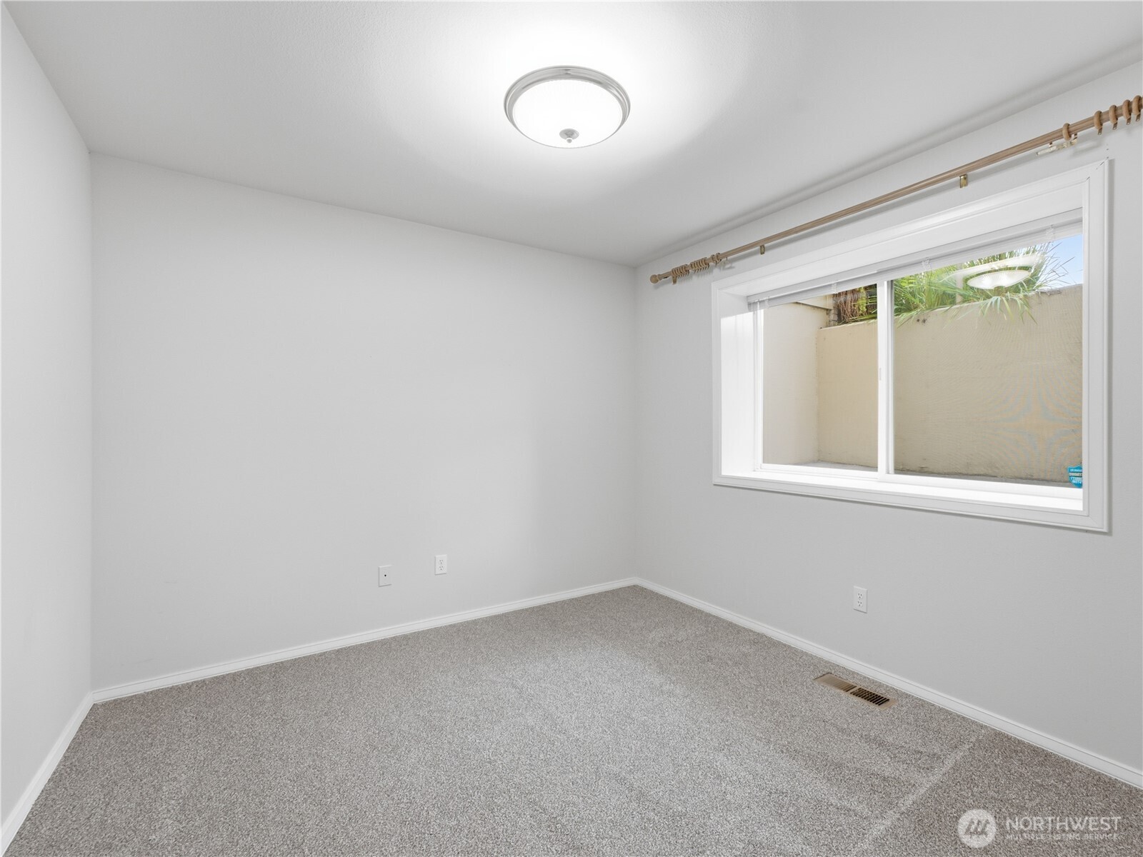 1380 Eastmont Avenue 304 Property Photo 18