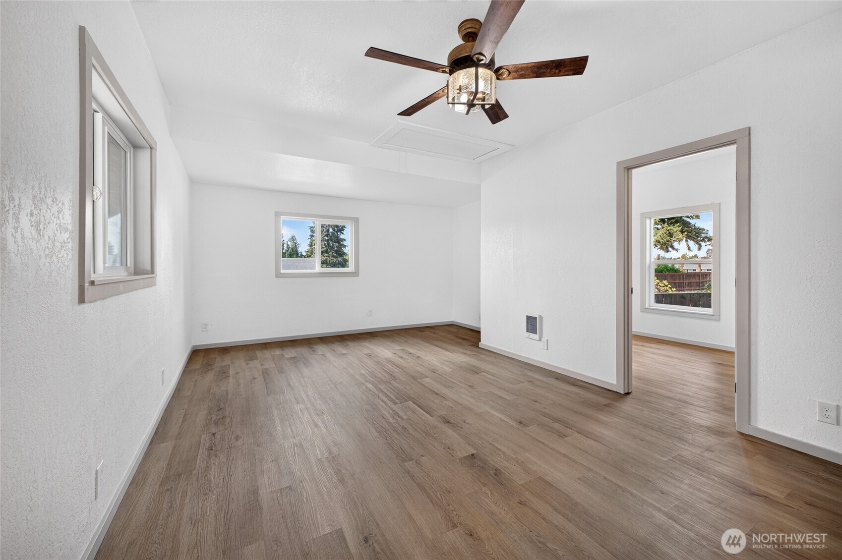 8633 S Thompson Avenue Property Photo 3