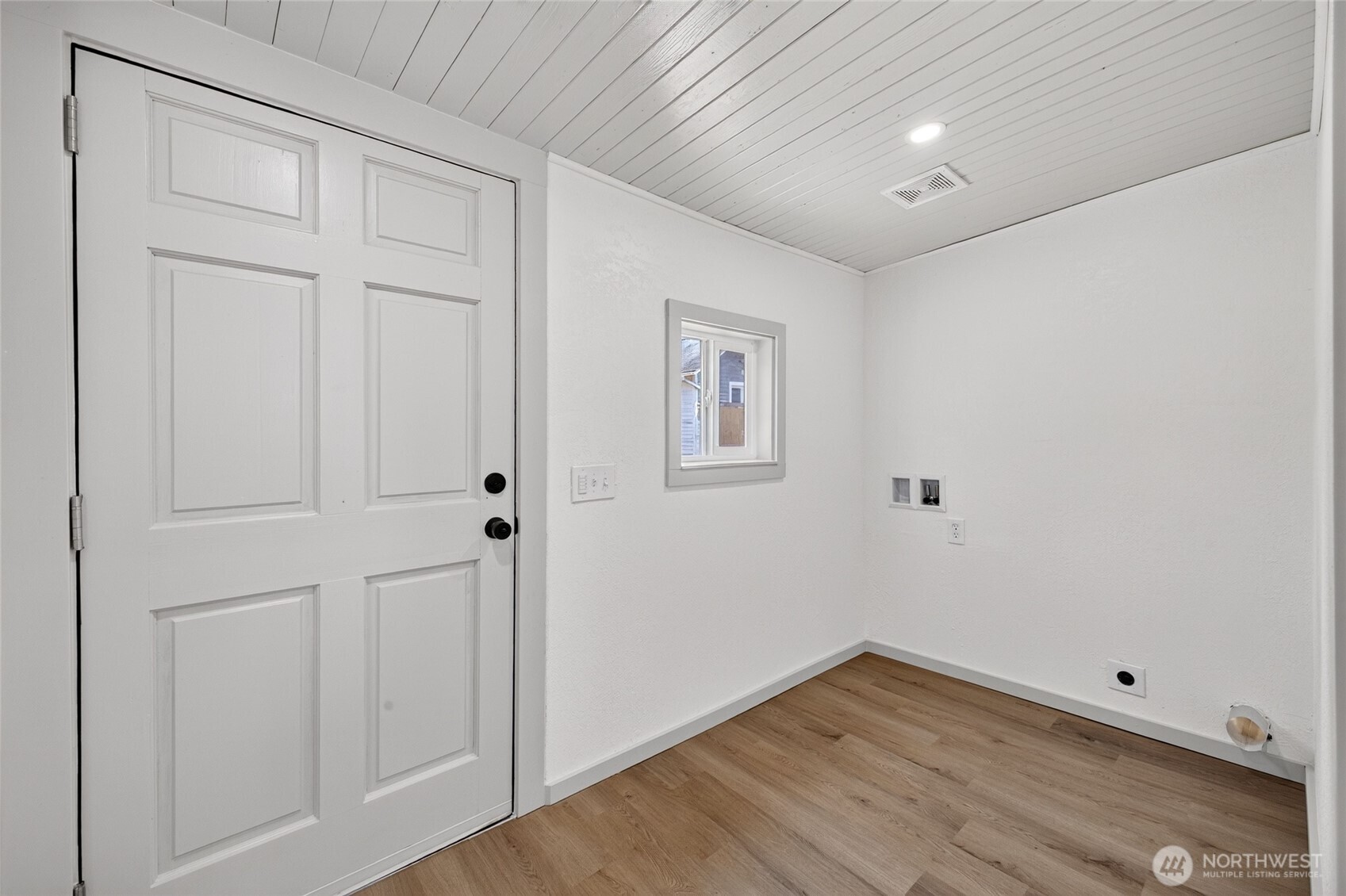 8633 S Thompson Avenue Property Photo 10