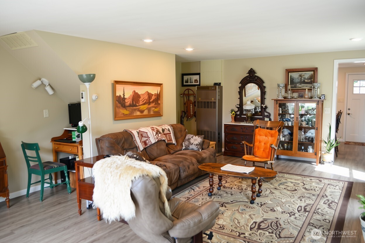 1934 Somerset Street Property Photo 2