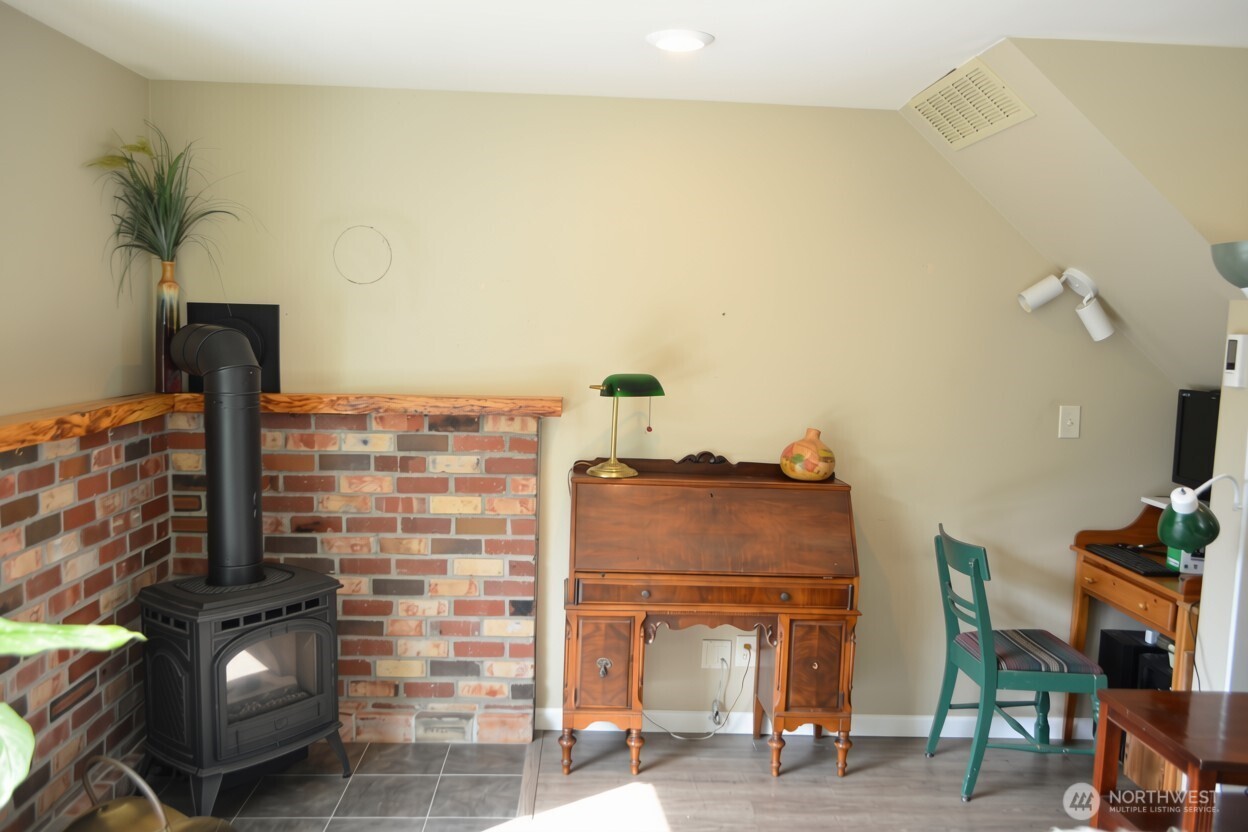 1934 Somerset Street Property Photo 4