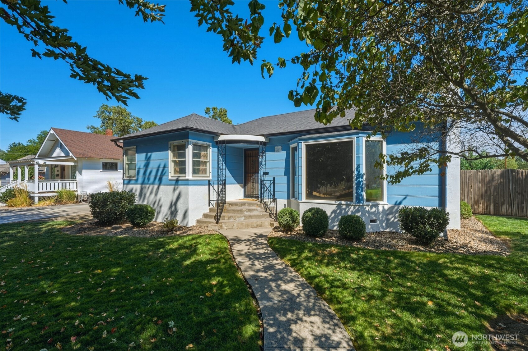 404 N Division Street Property Photo 1