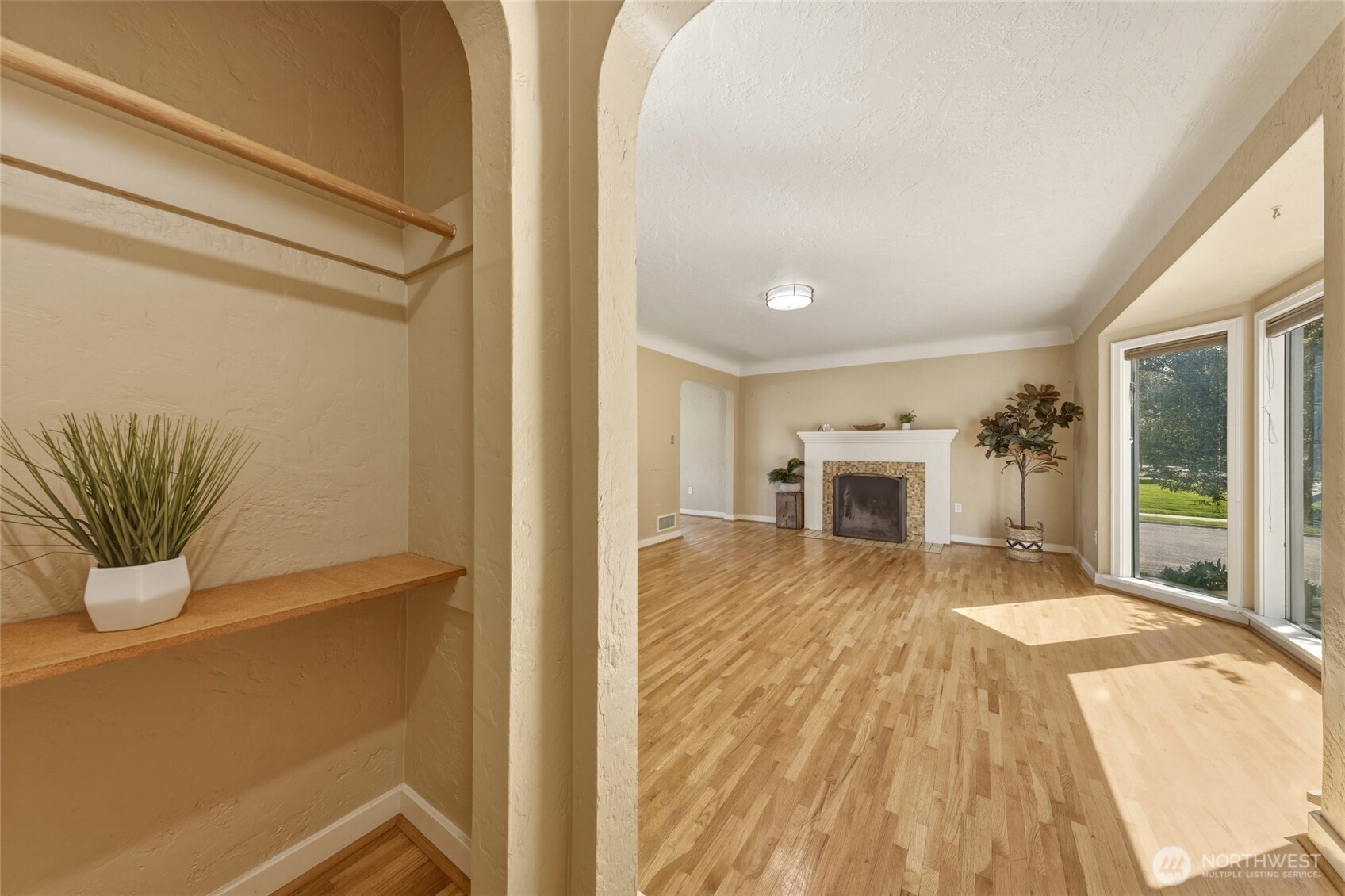 404 N Division Street Property Photo 4