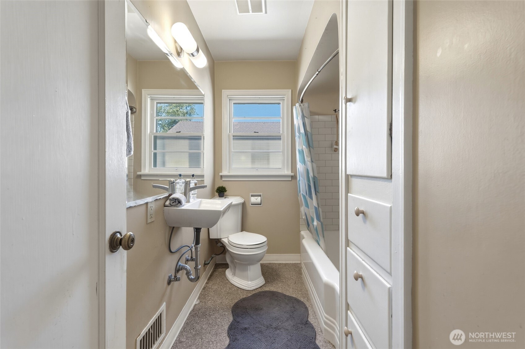404 N Division Street Property Photo 16