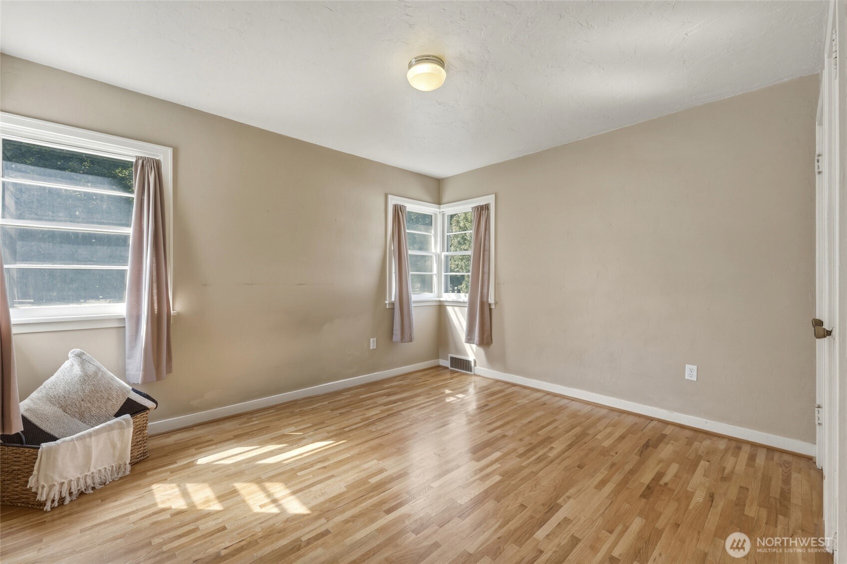 404 N Division Street Property Photo 18