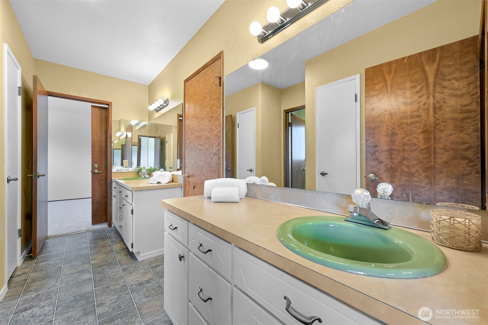 2752 Douglas Road Property Photo 31