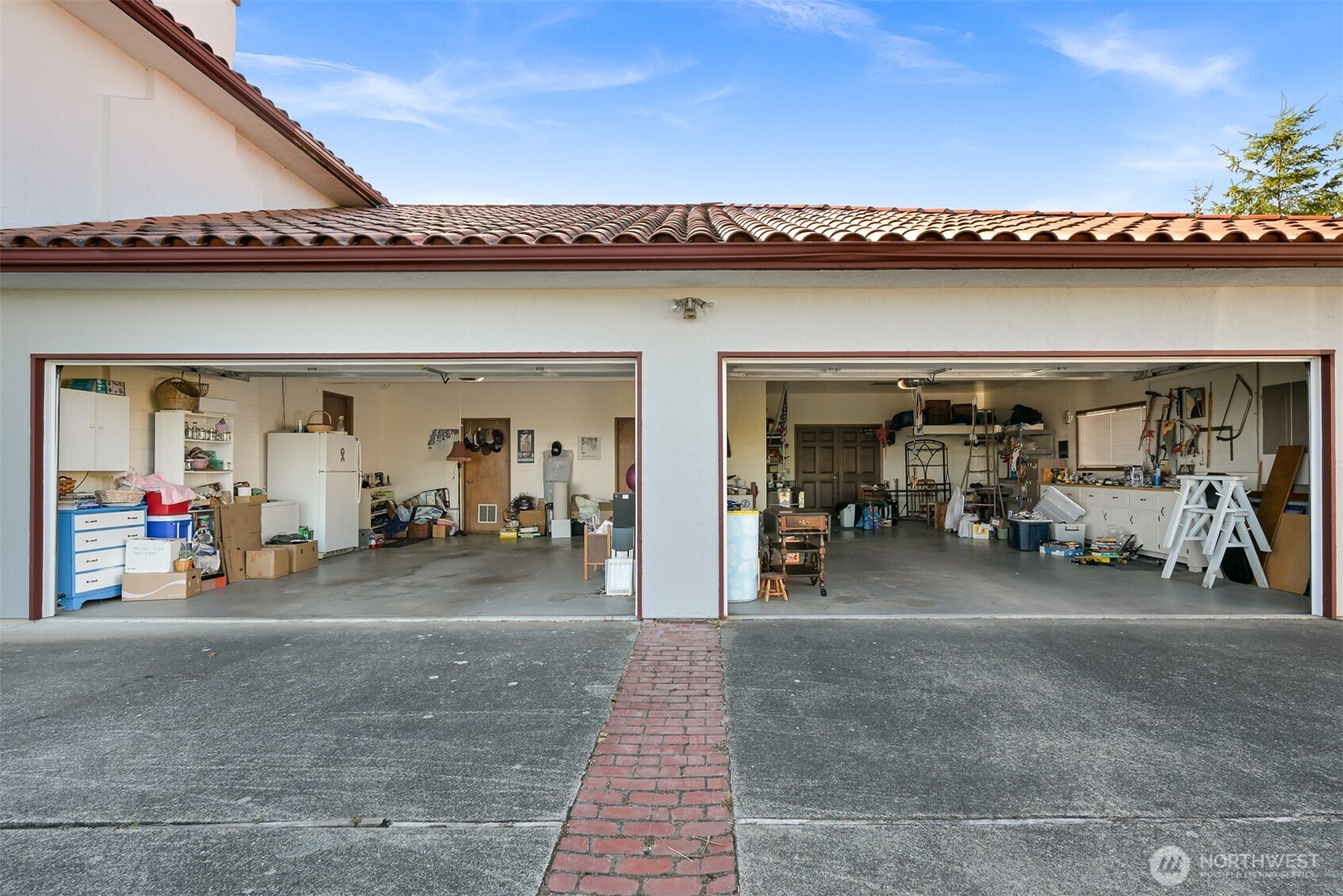 2752 Douglas Road Property Photo 35