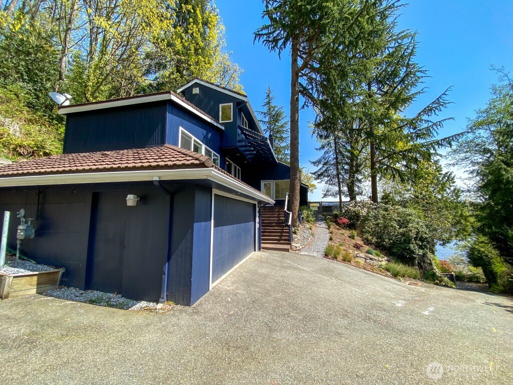 7255 E Mercer Way Property Photo 2