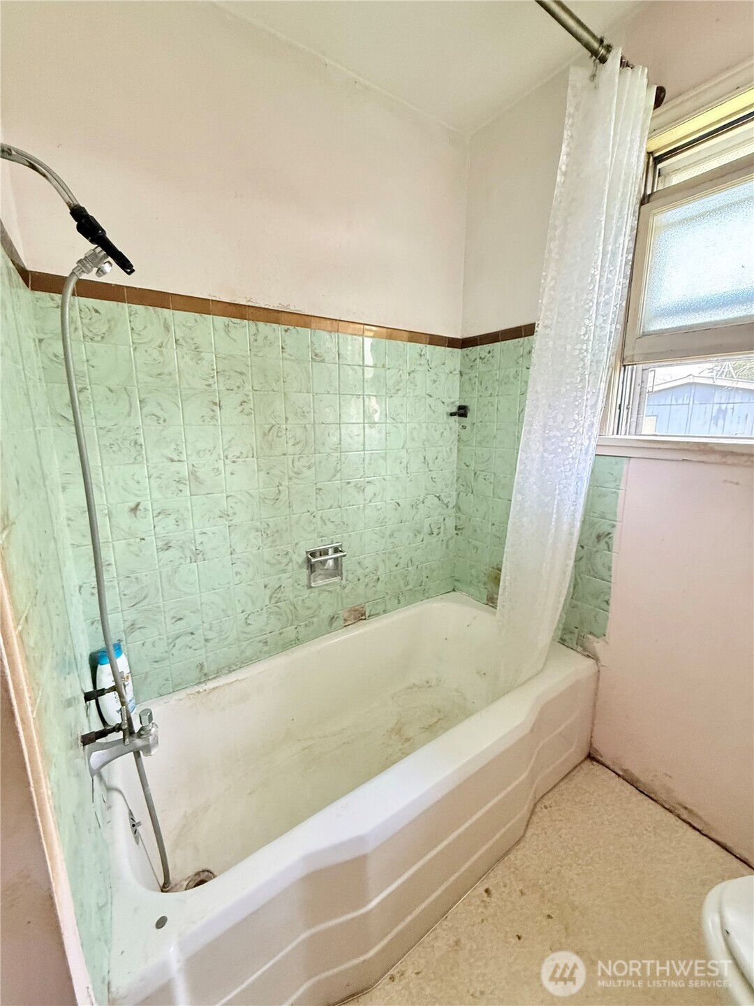 2276 Burton Avenue Property Photo 22