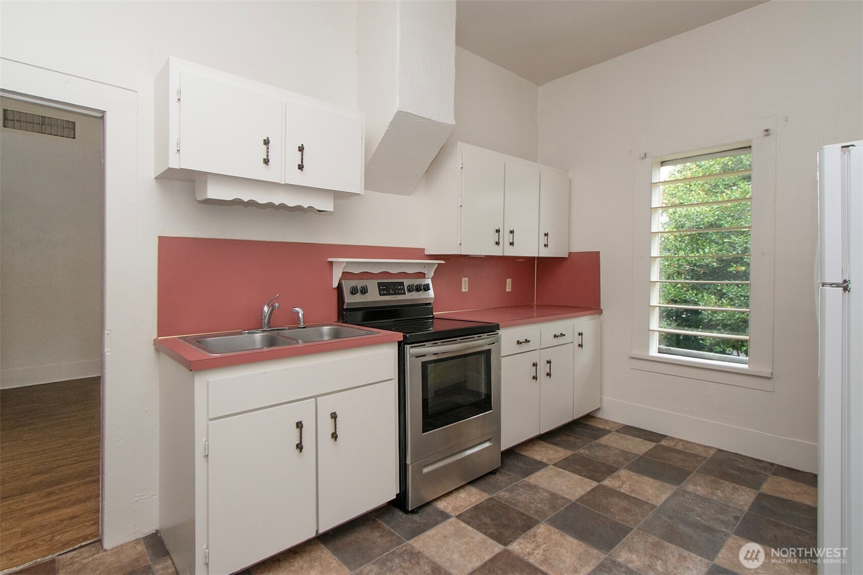 421 E 6th Street Property Photo 13