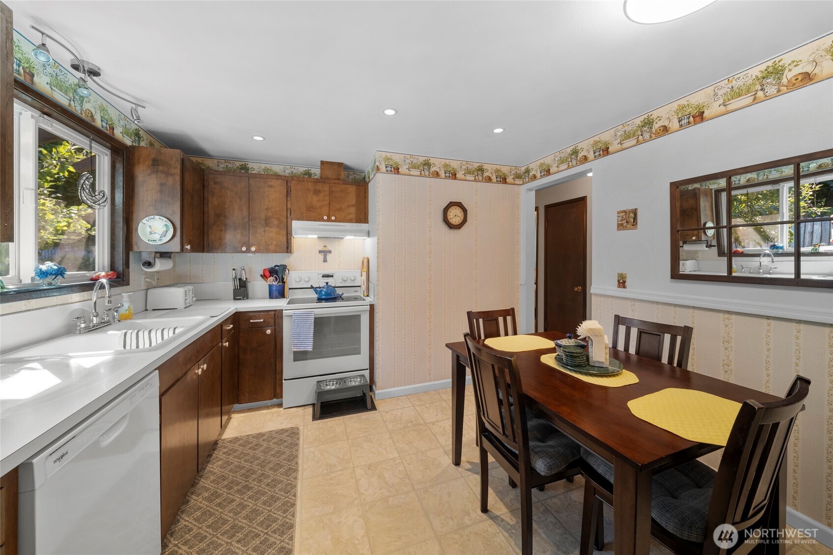 1921 Parkwood Drive Property Photo 9