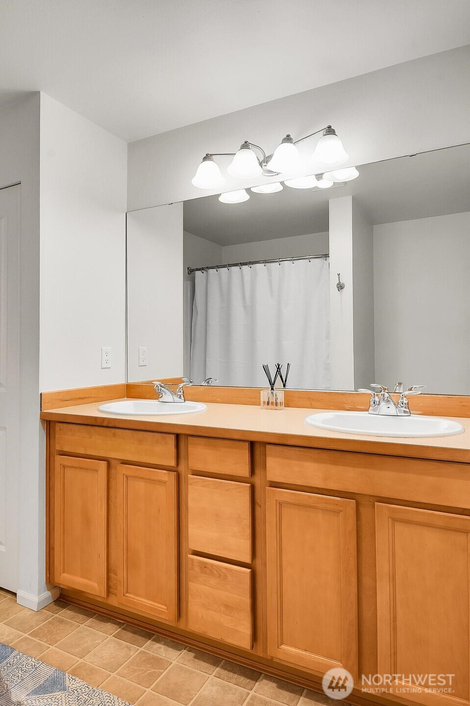 7020 Holly Park Drive W2 Property Photo 8