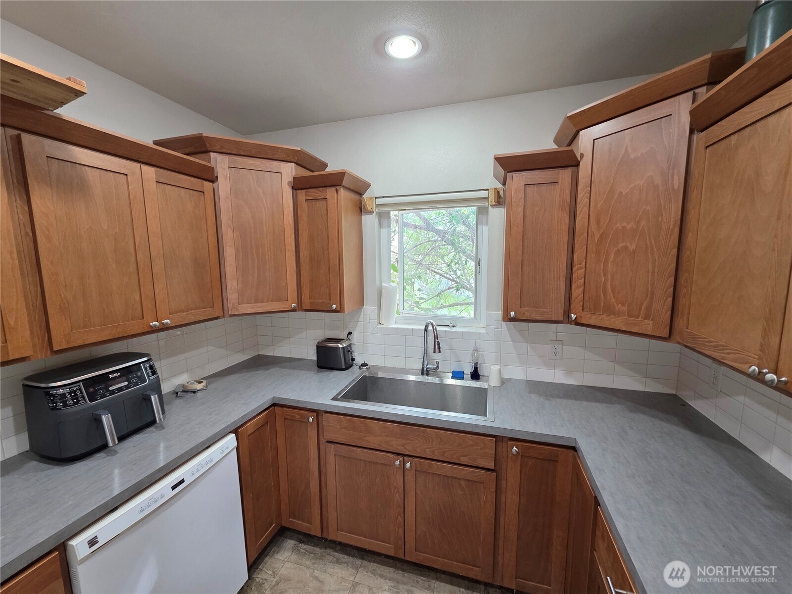 81 B Golden Road Property Photo 34