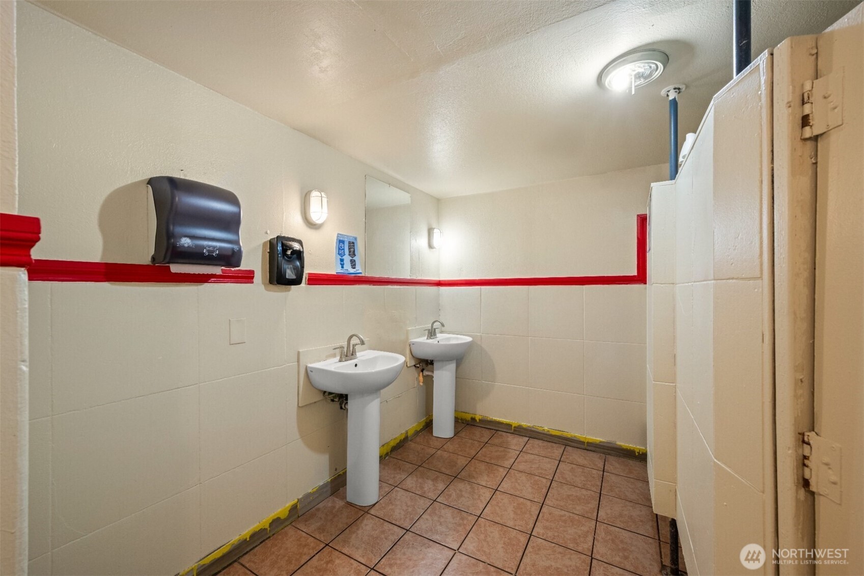 4743 University Way Property Photo 5