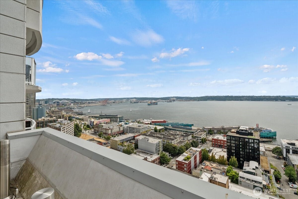 121 Vine Street 1404 Property Photo 34