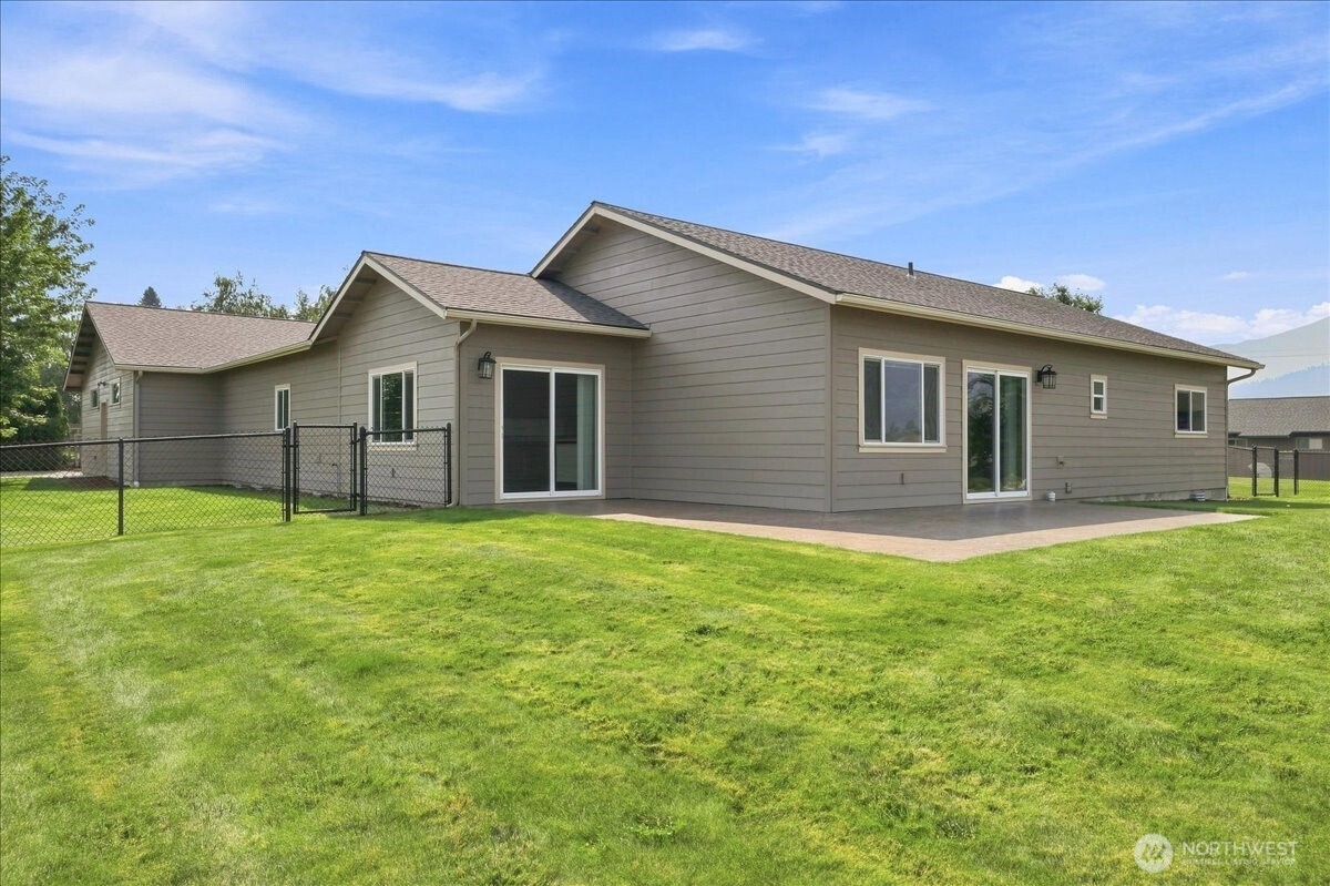 1080 Washington Street Property Photo 3