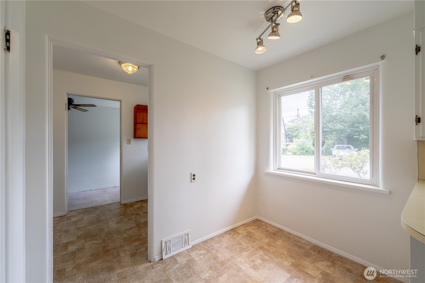 648 Smith Street Property Photo 20