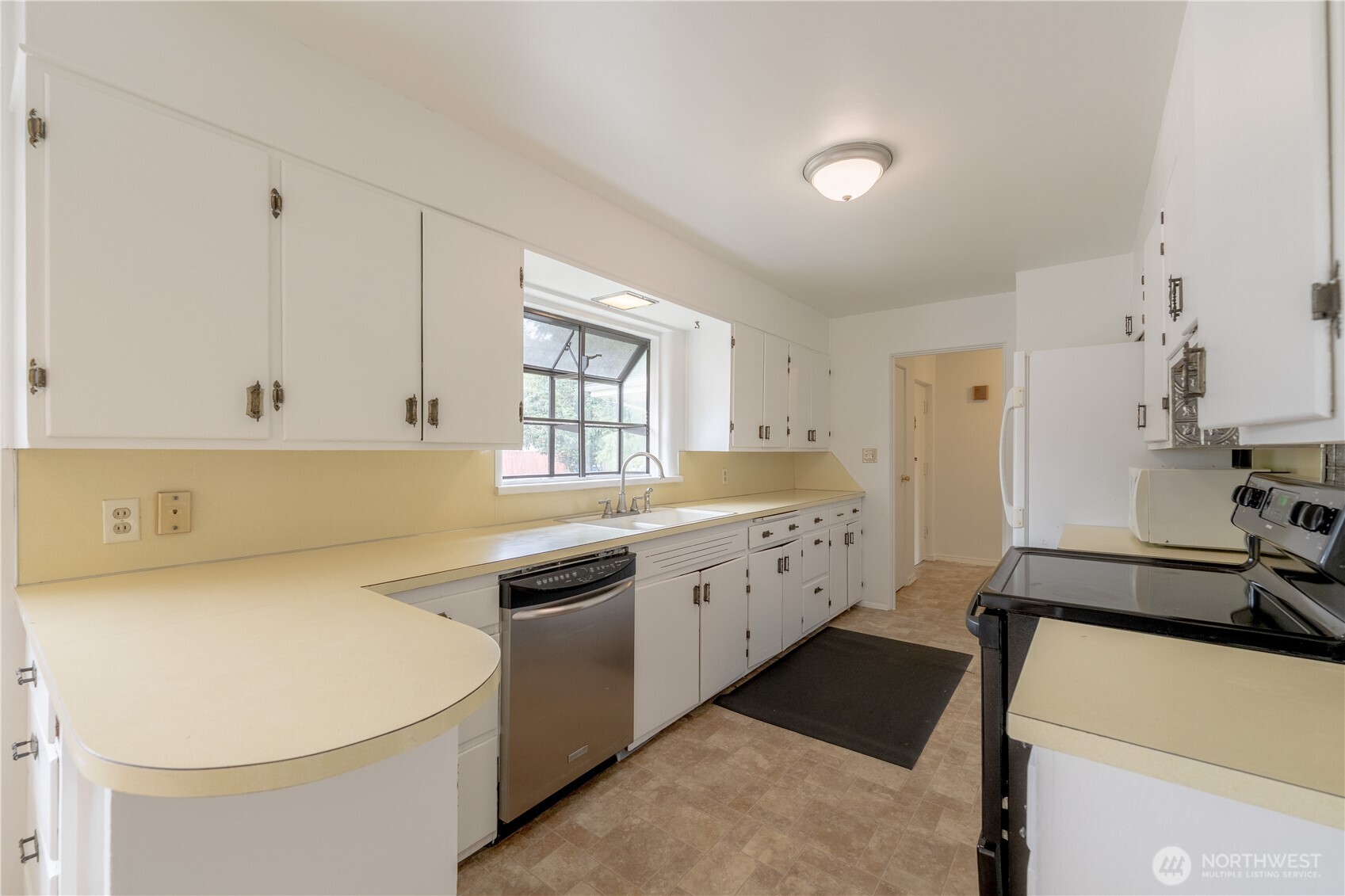 648 Smith Street Property Photo 23