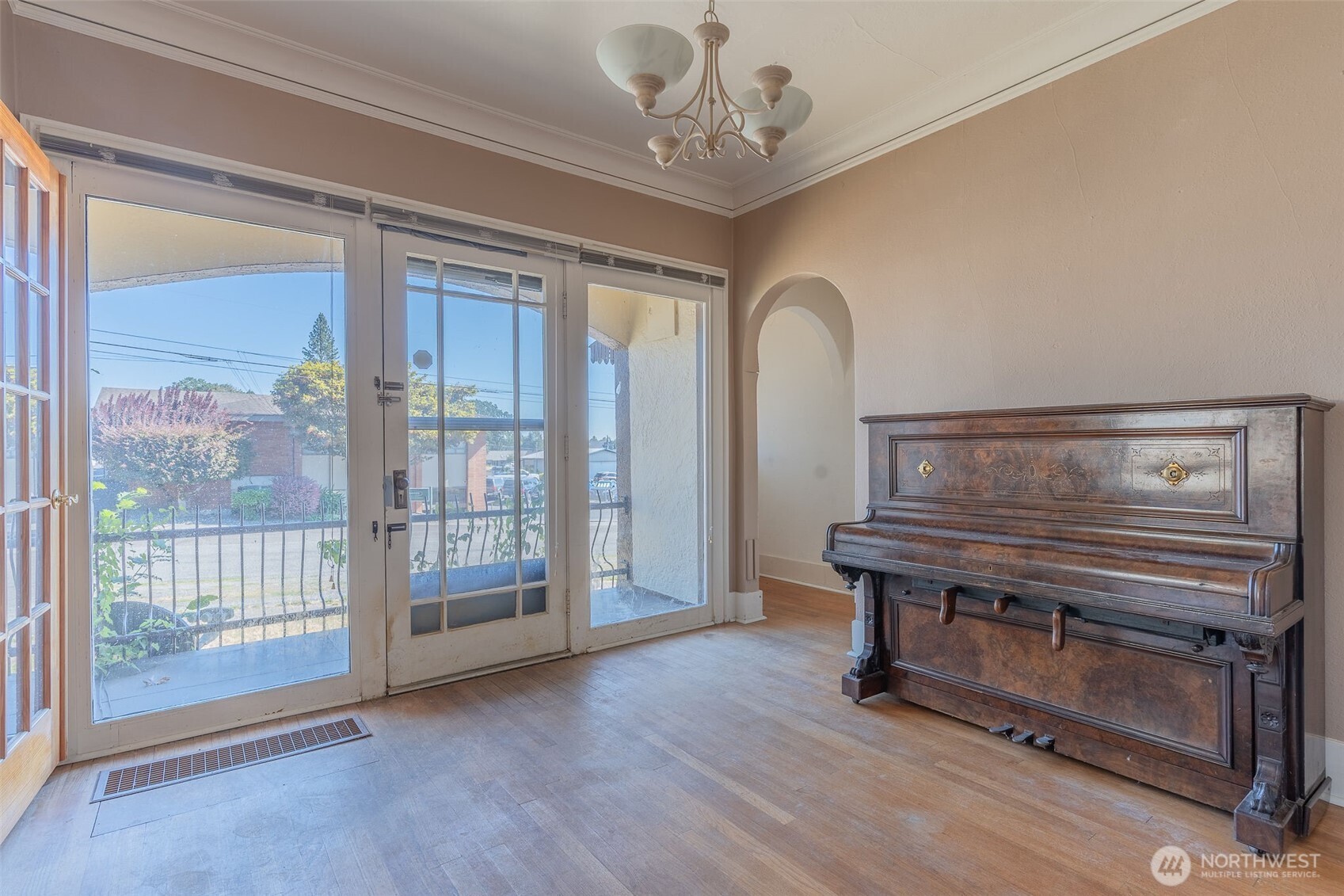 1079 S Market Boulevard Property Photo 9