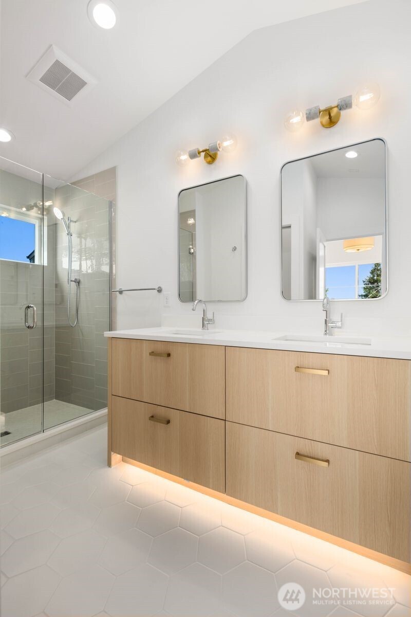 3930 S Angeline Street Property Photo 9