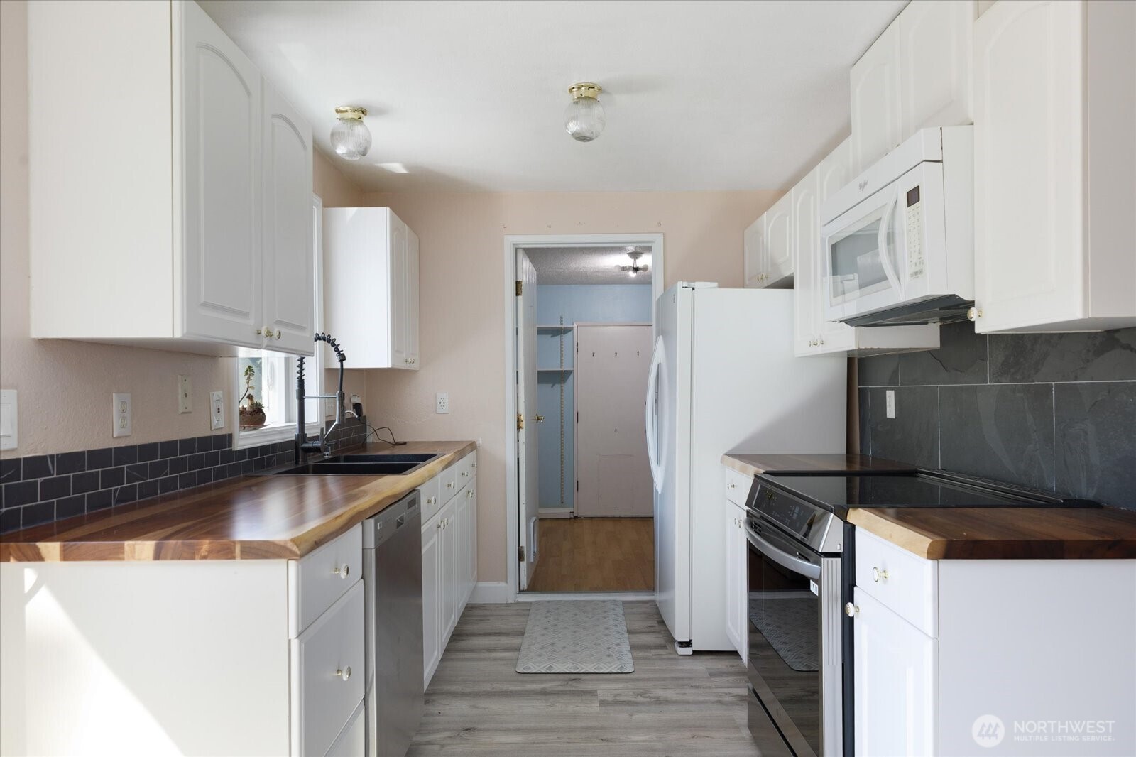 577 Salal St. Property Photo 11