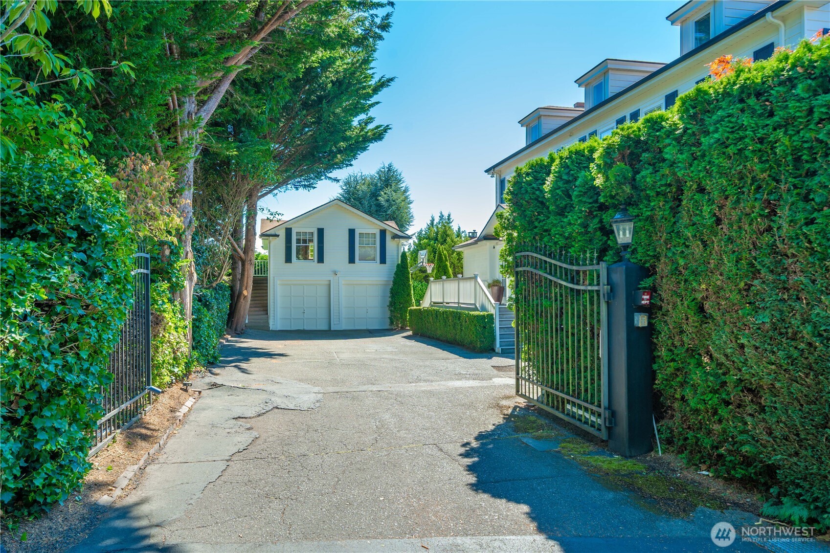 3233 Magnolia Boulevard Property Photo 2
