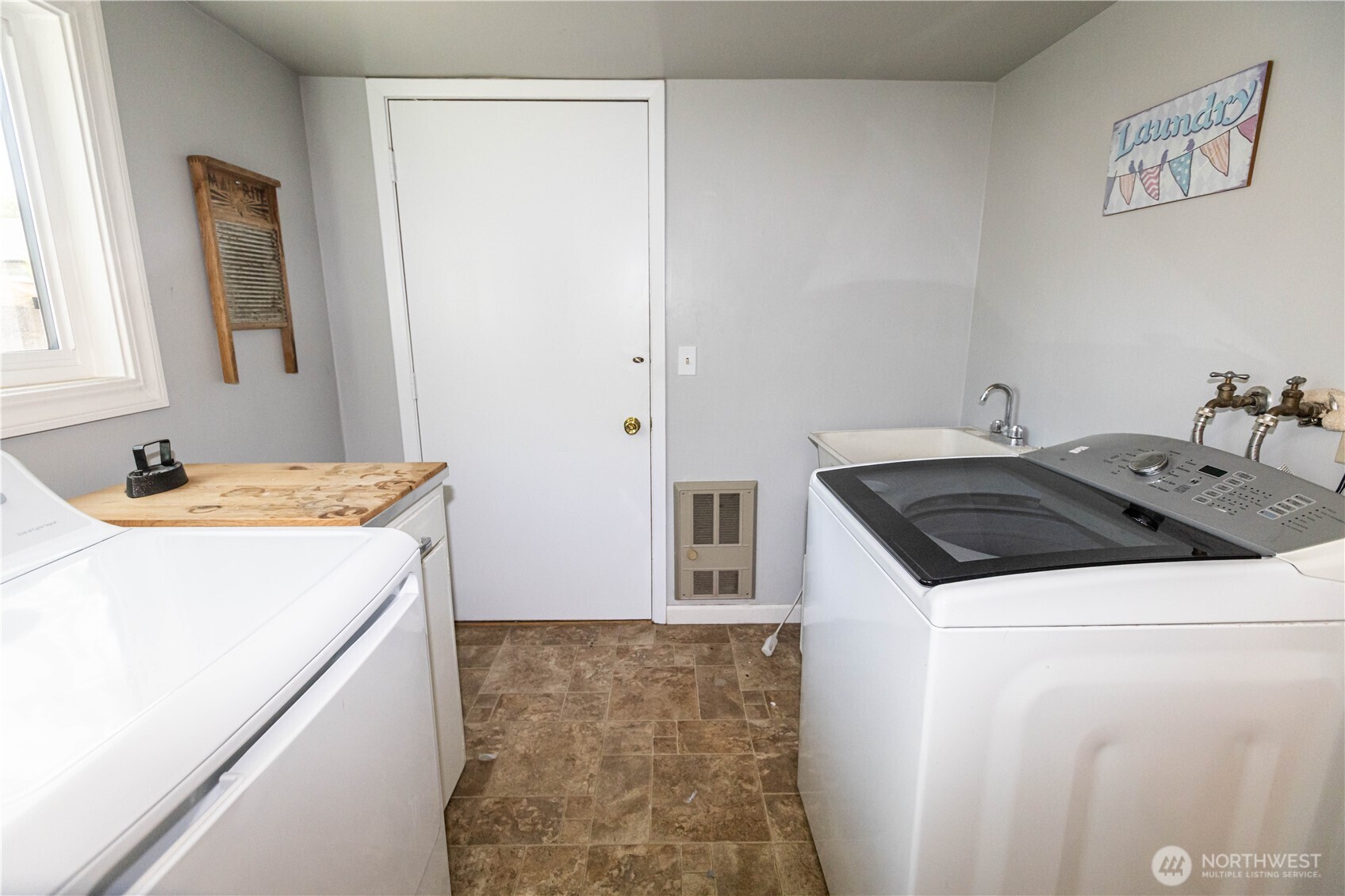 418 N Division Street Property Photo 22