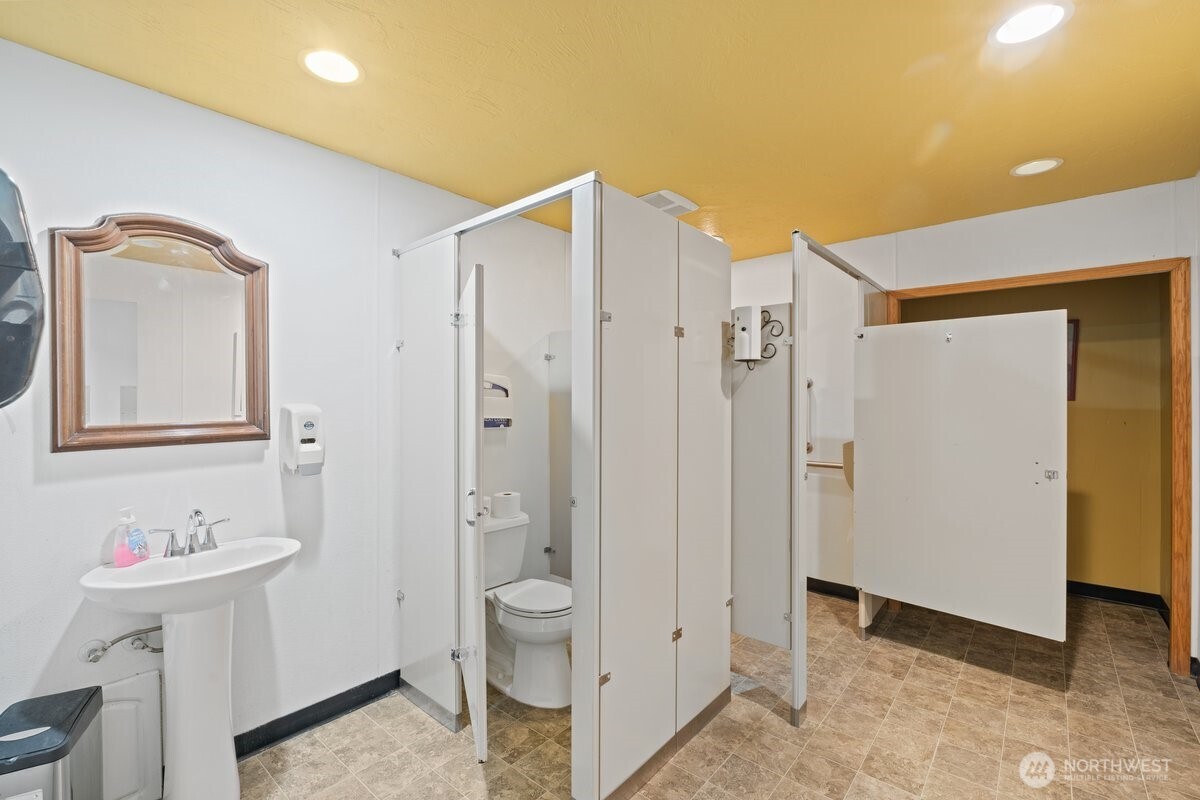 209 W Holly Street Property Photo 27
