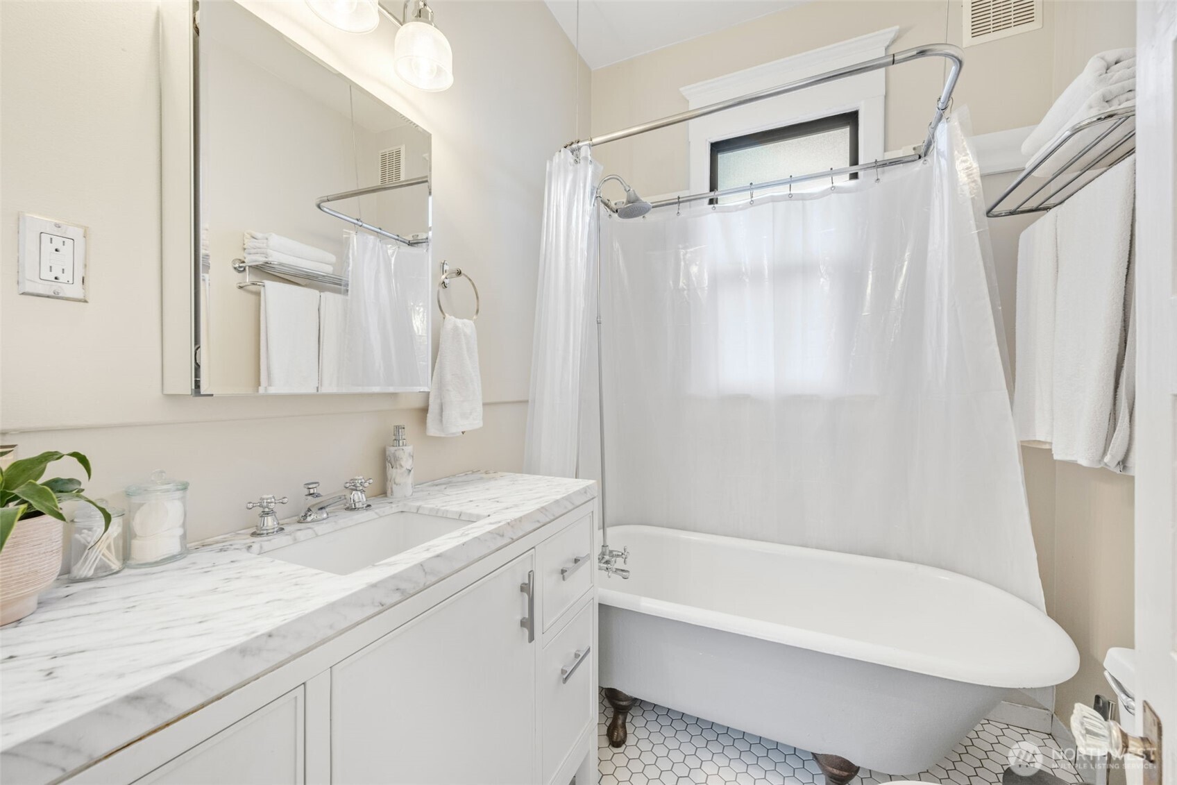 2614 E John Street Property Photo 10