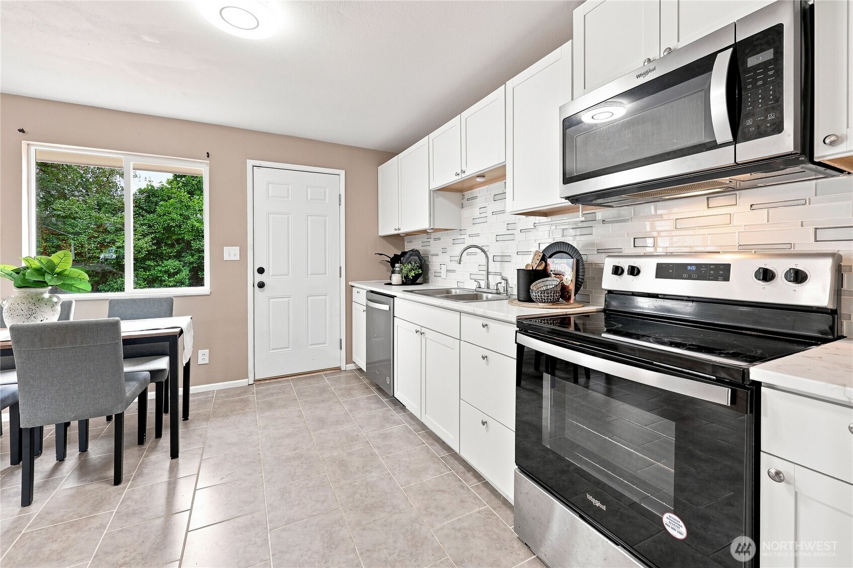 4975 Johnson Street Property Photo 12
