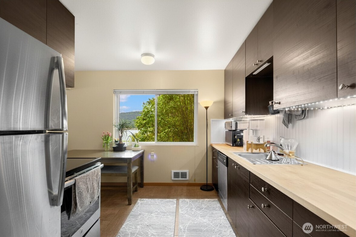 3027 E Lake Sammamish Parkway Property Photo 8