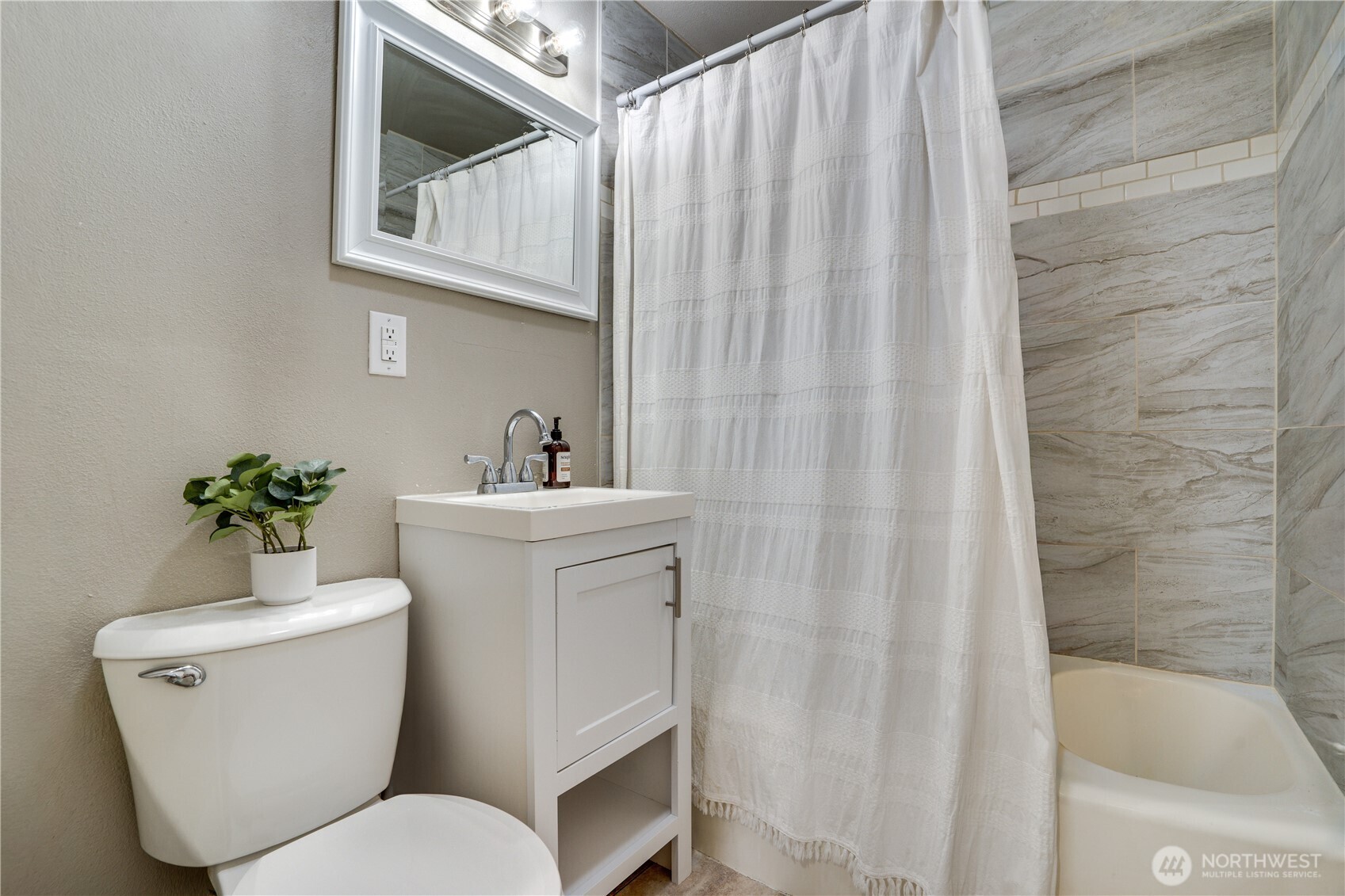 918 E 52nd Street Property Photo 15