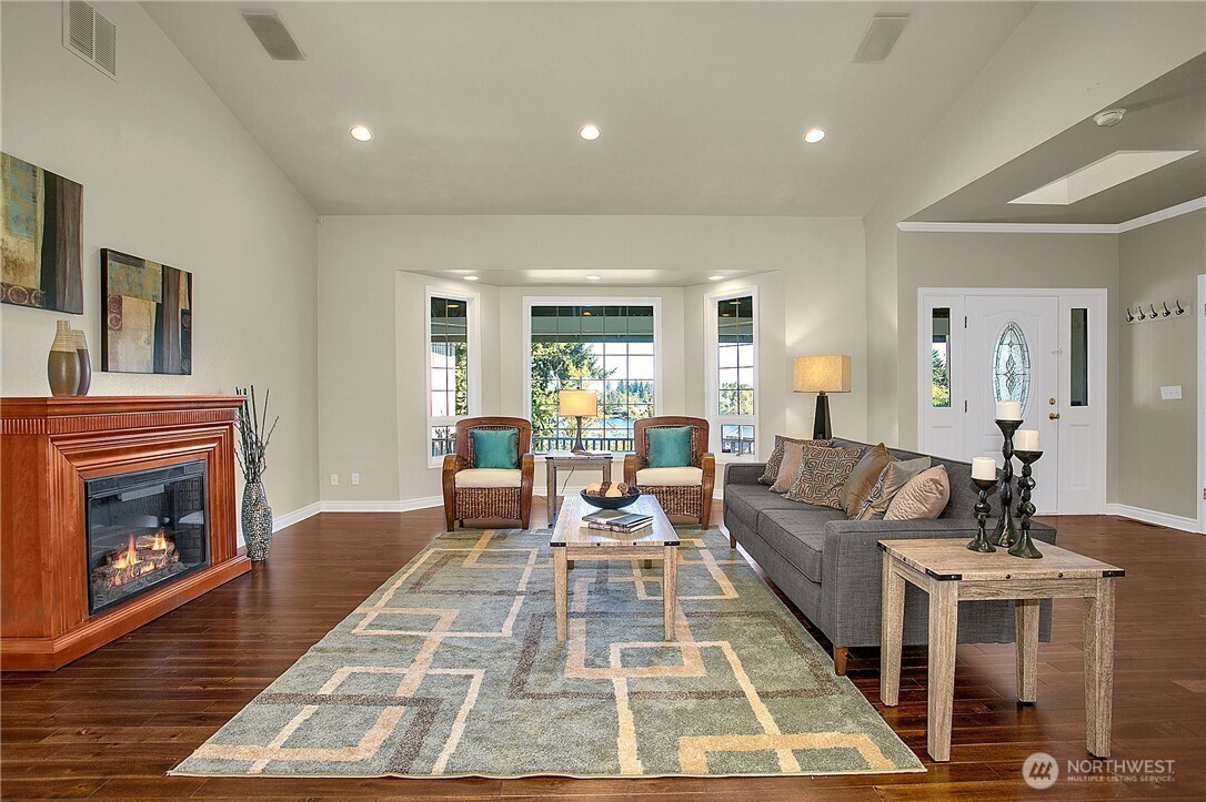 16130 Larch Way Property Photo 4