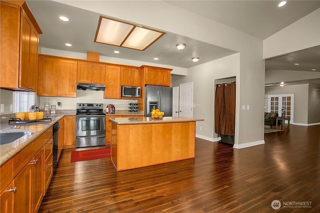 16130 Larch Way Property Photo 6