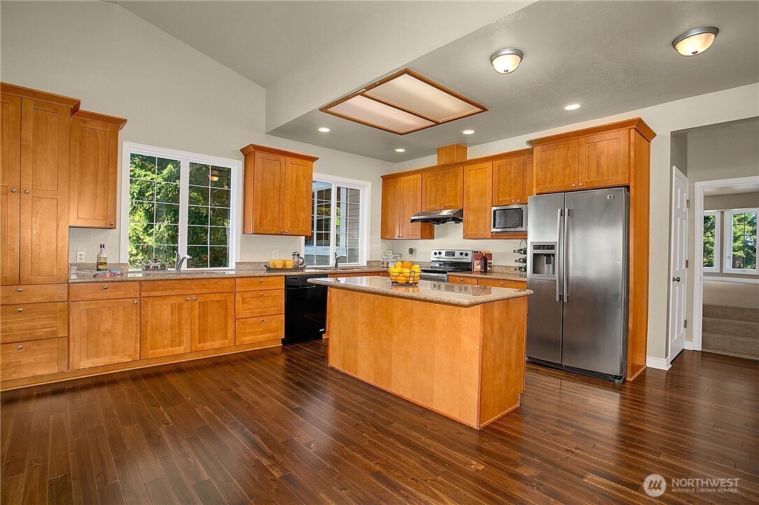 16130 Larch Way Property Photo 7