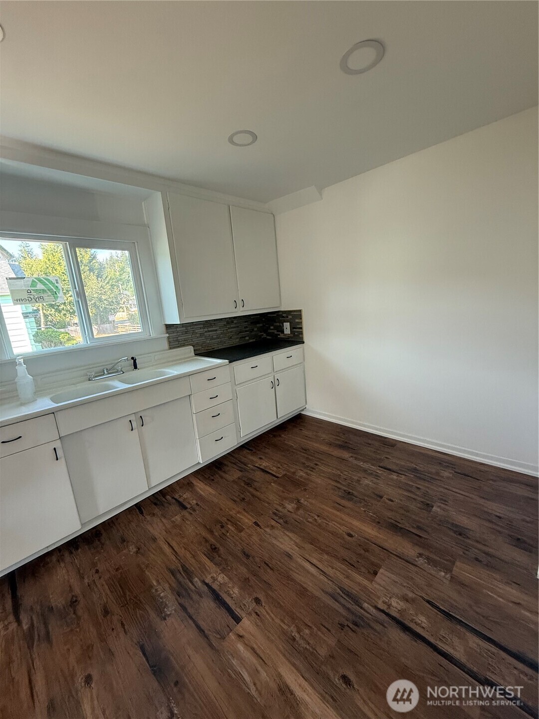 1118 Larch Street Property Photo 4