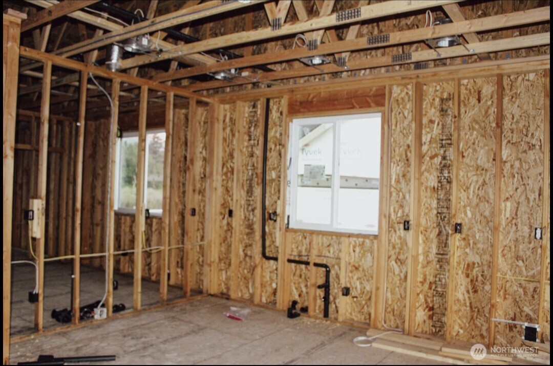 813 E 6th Property Photo 5