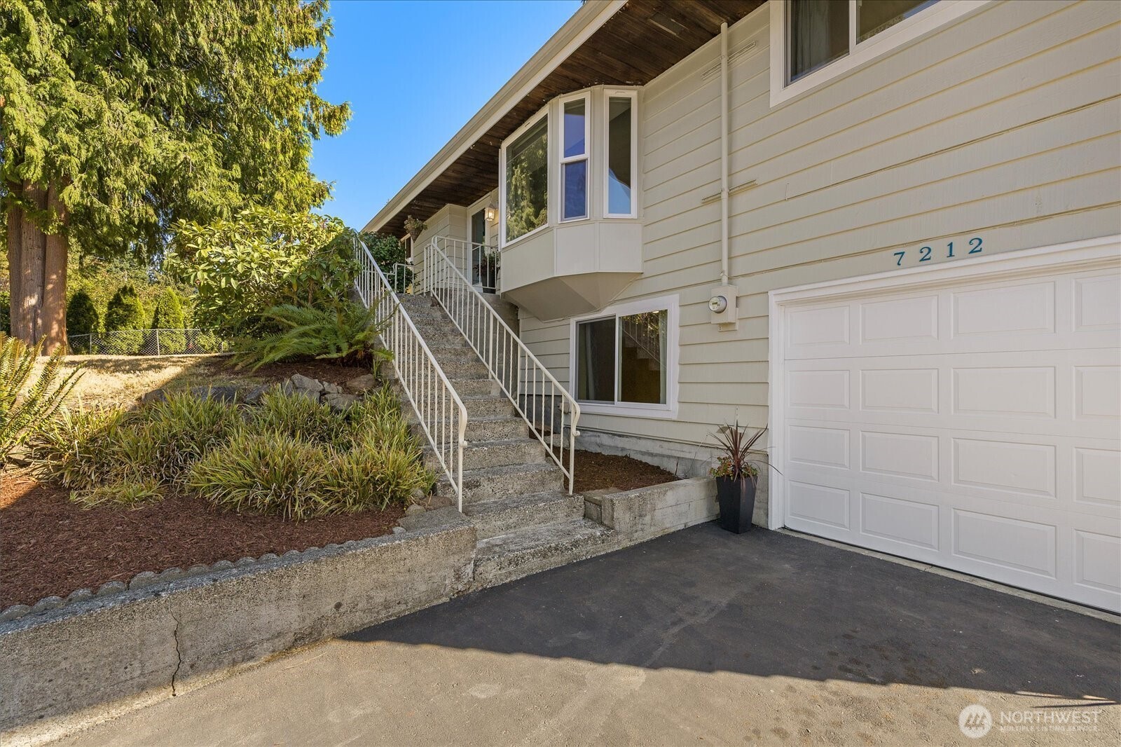 7212 197th Street Property Photo 3