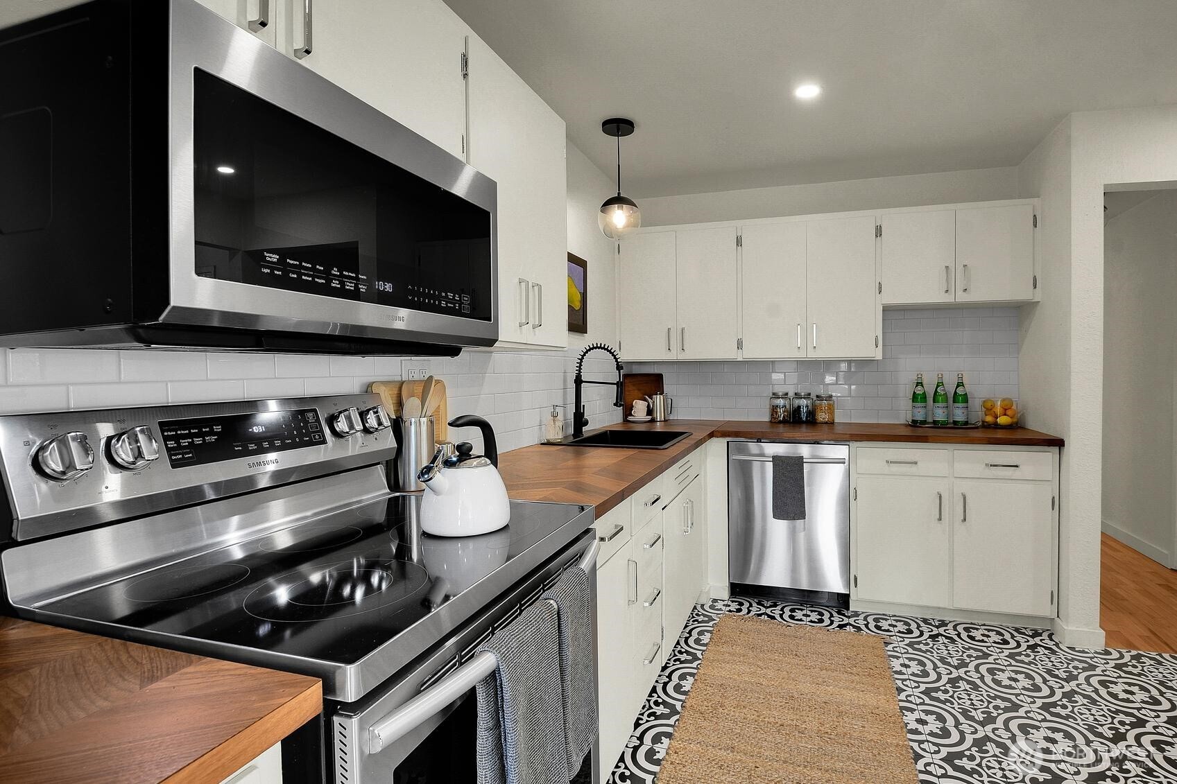 2353 Federal Avenue Property Photo 10