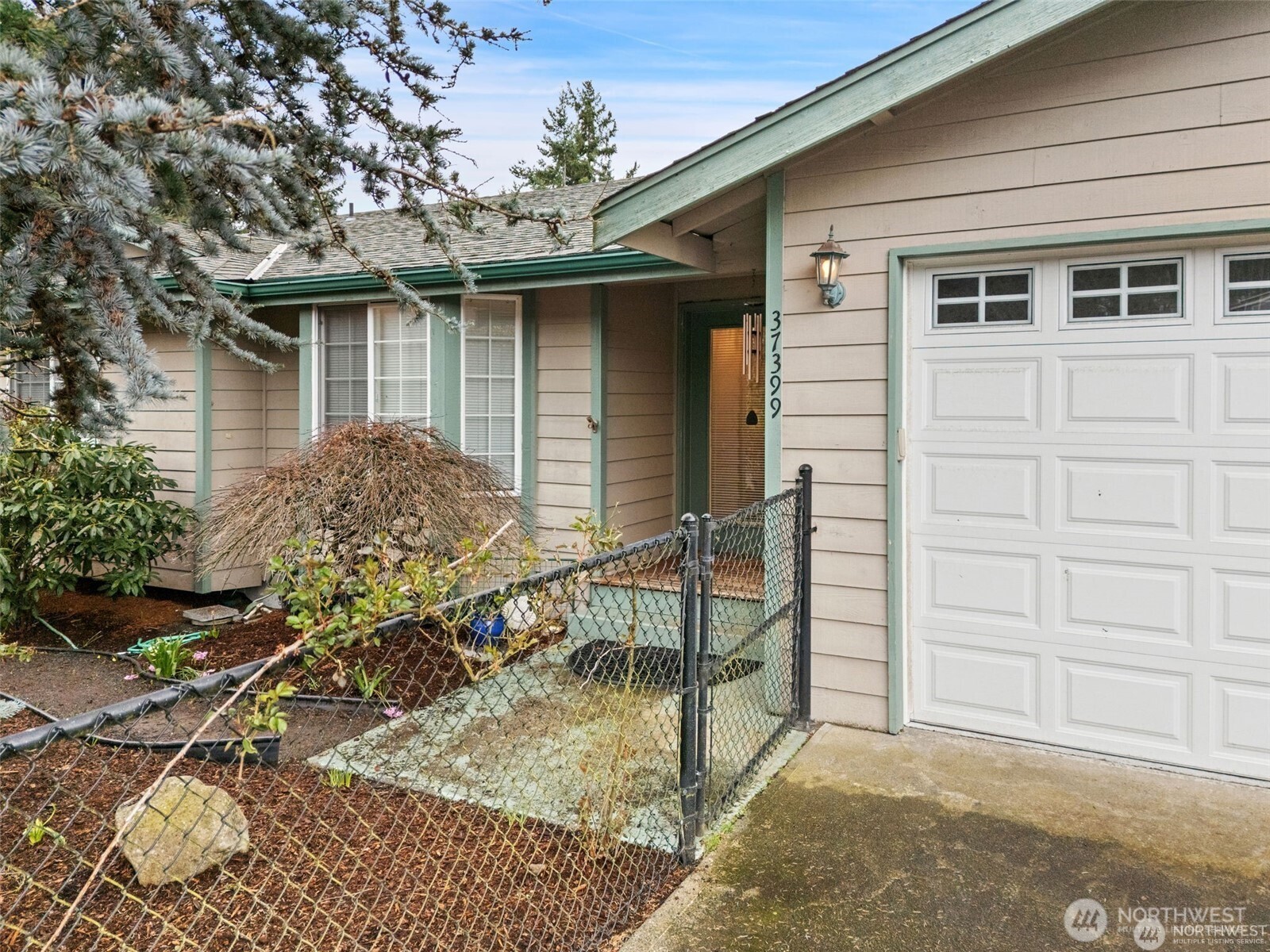 37399 Buck Rd N E Property Photo 2