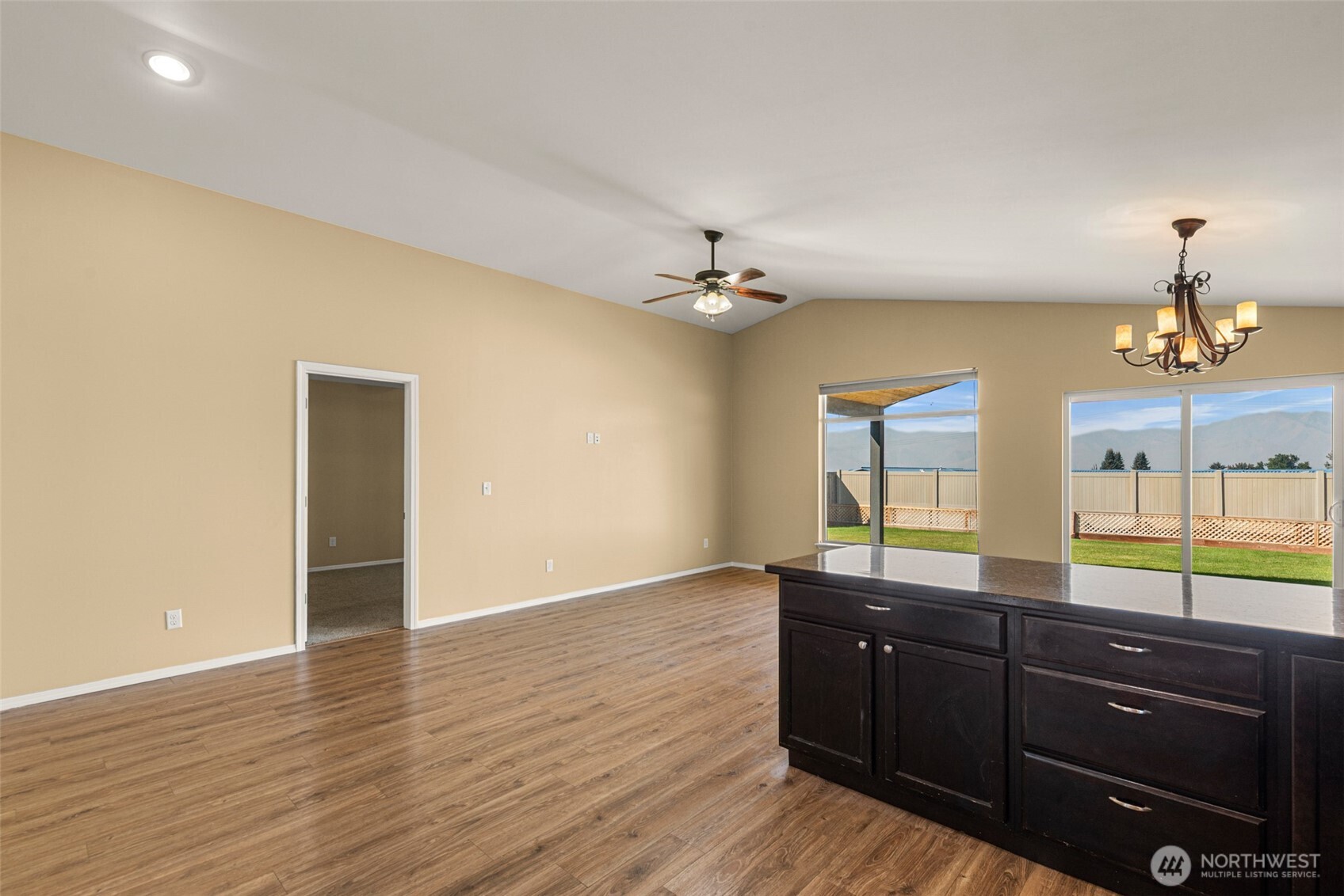 524 N Montclair Avenue Property Photo 3