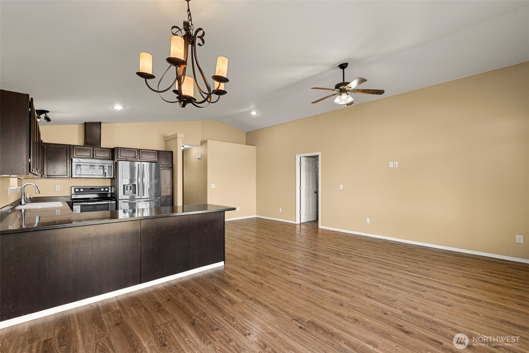 524 N Montclair Avenue Property Photo 6