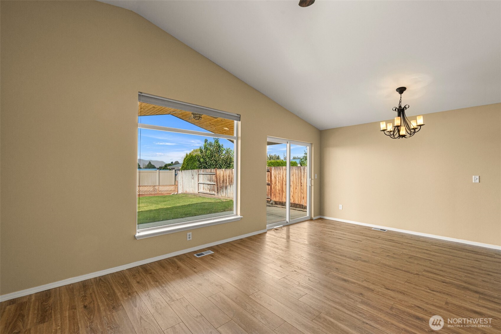 524 N Montclair Avenue Property Photo 8