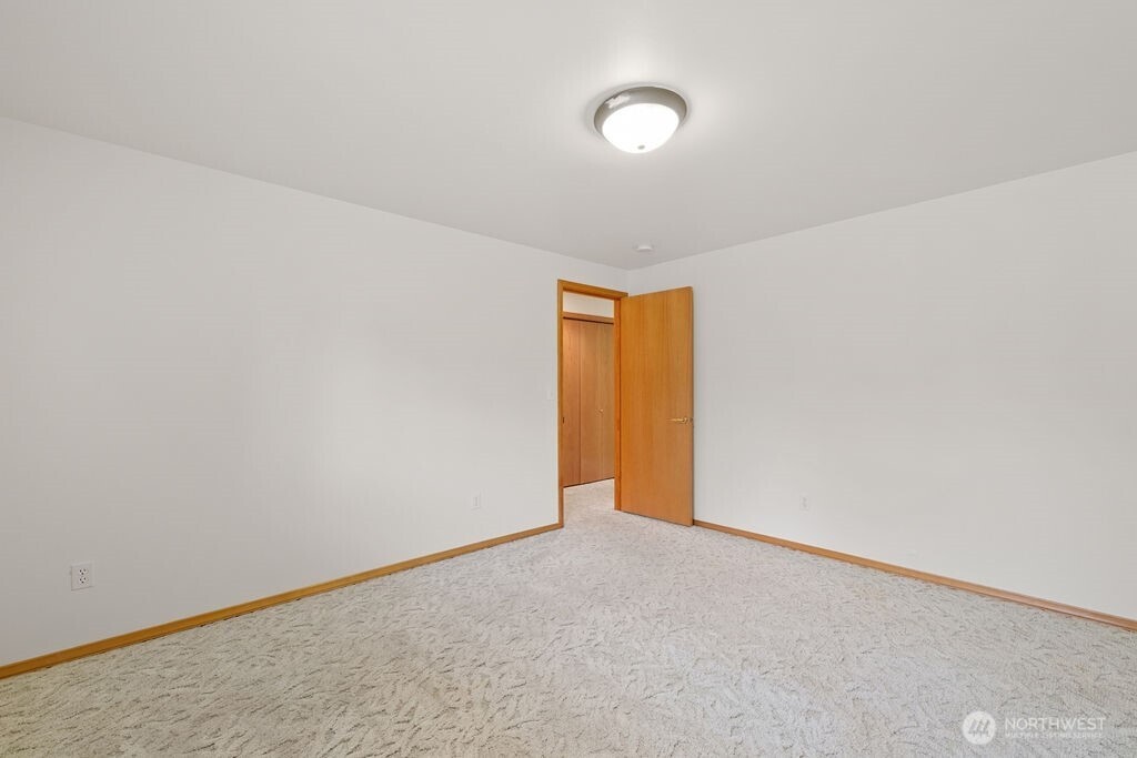 13822 Meridian Street Property Photo 17