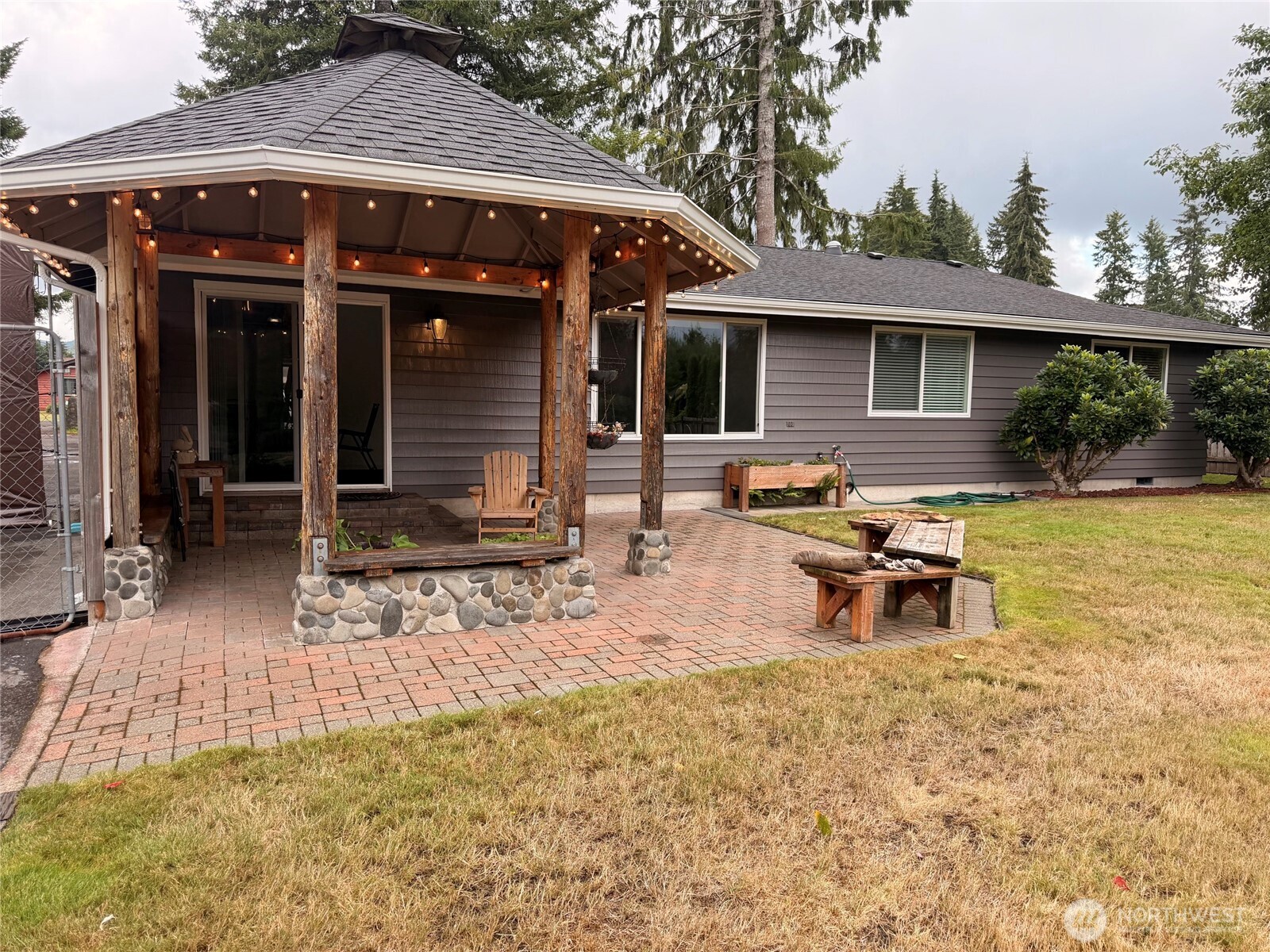 853 Robin Hood Loop Property Photo 2