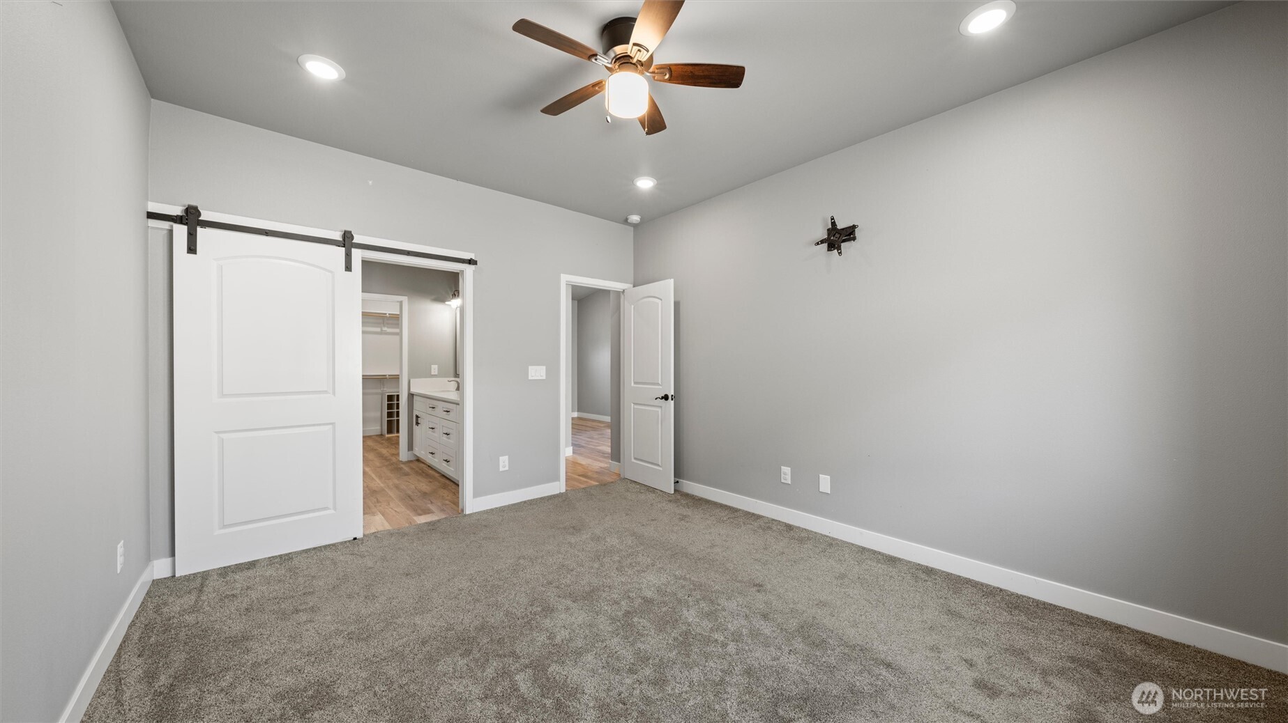 352 E Davis Street Property Photo 5