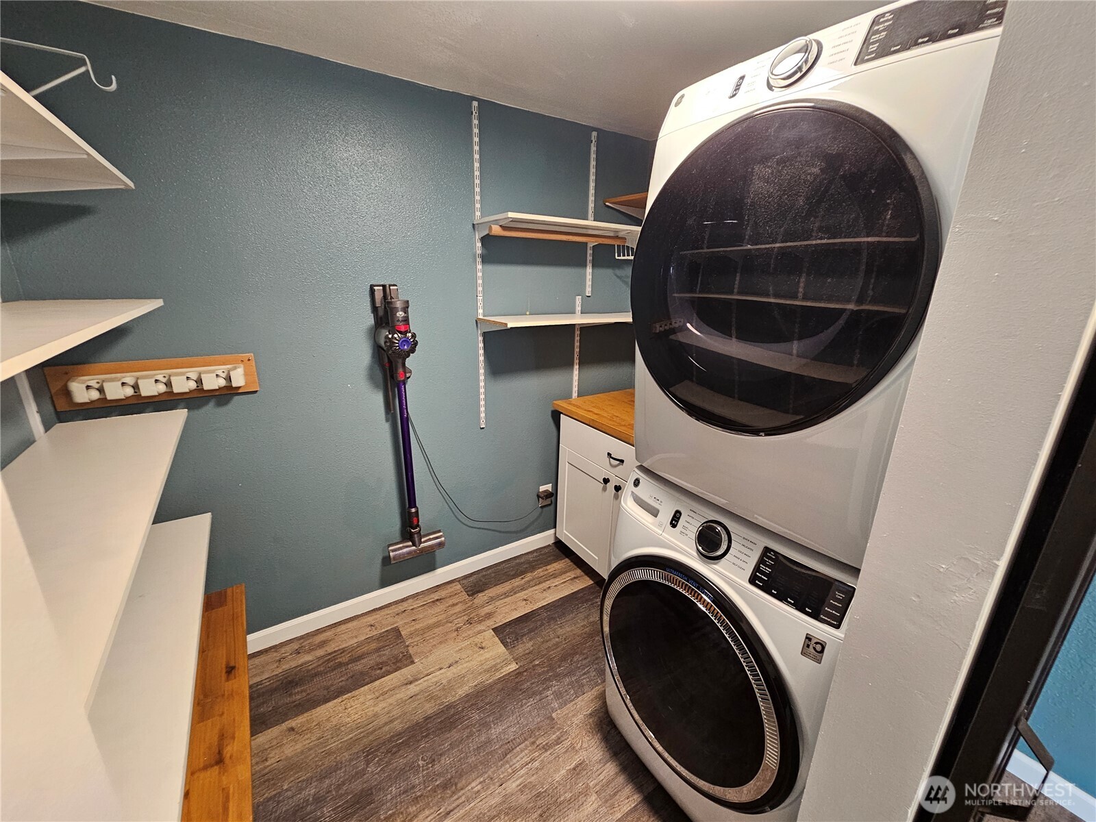 2120 Deerpath Drive Property Photo 8