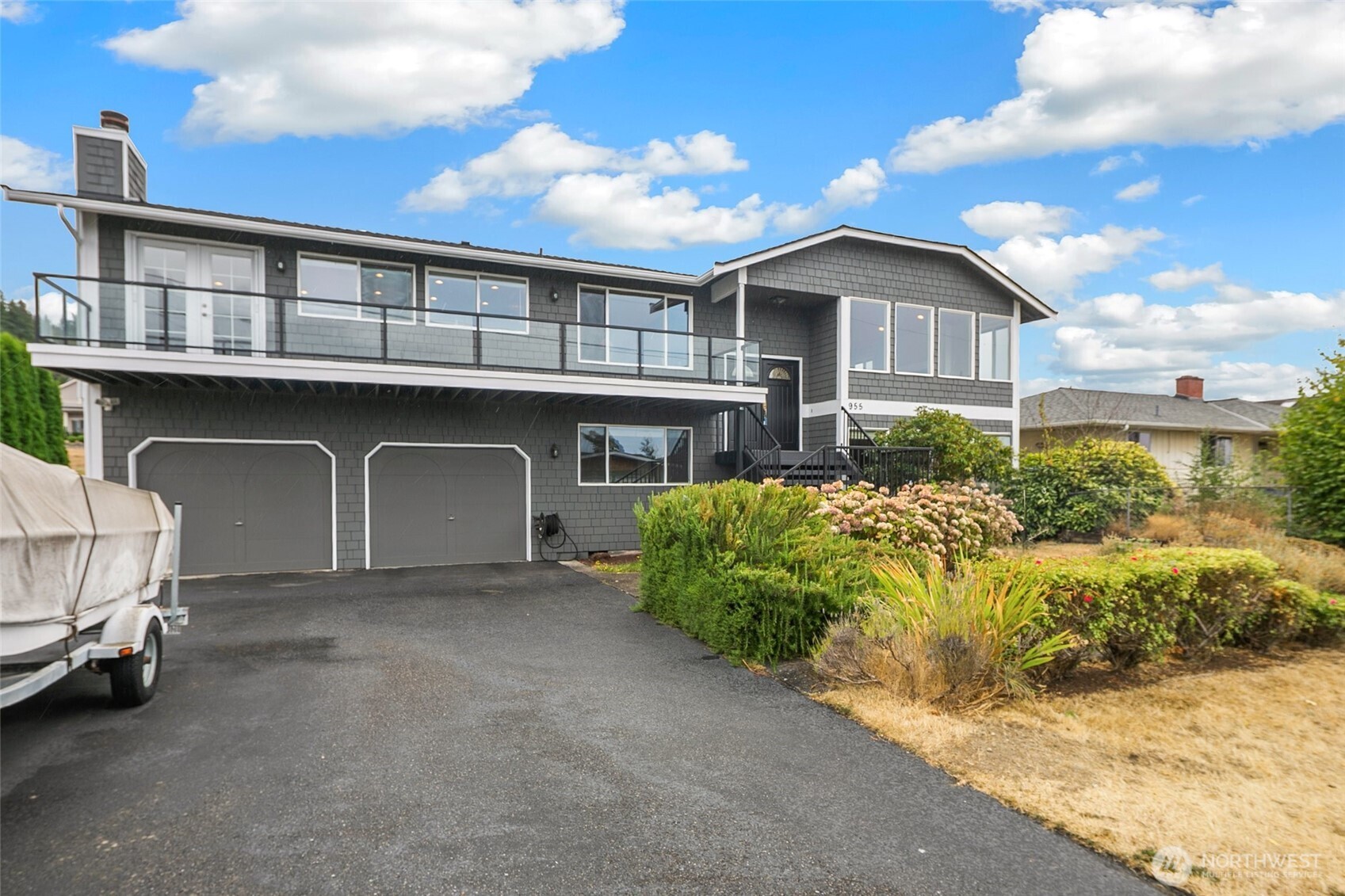 955 2nd Street Property Photo 3