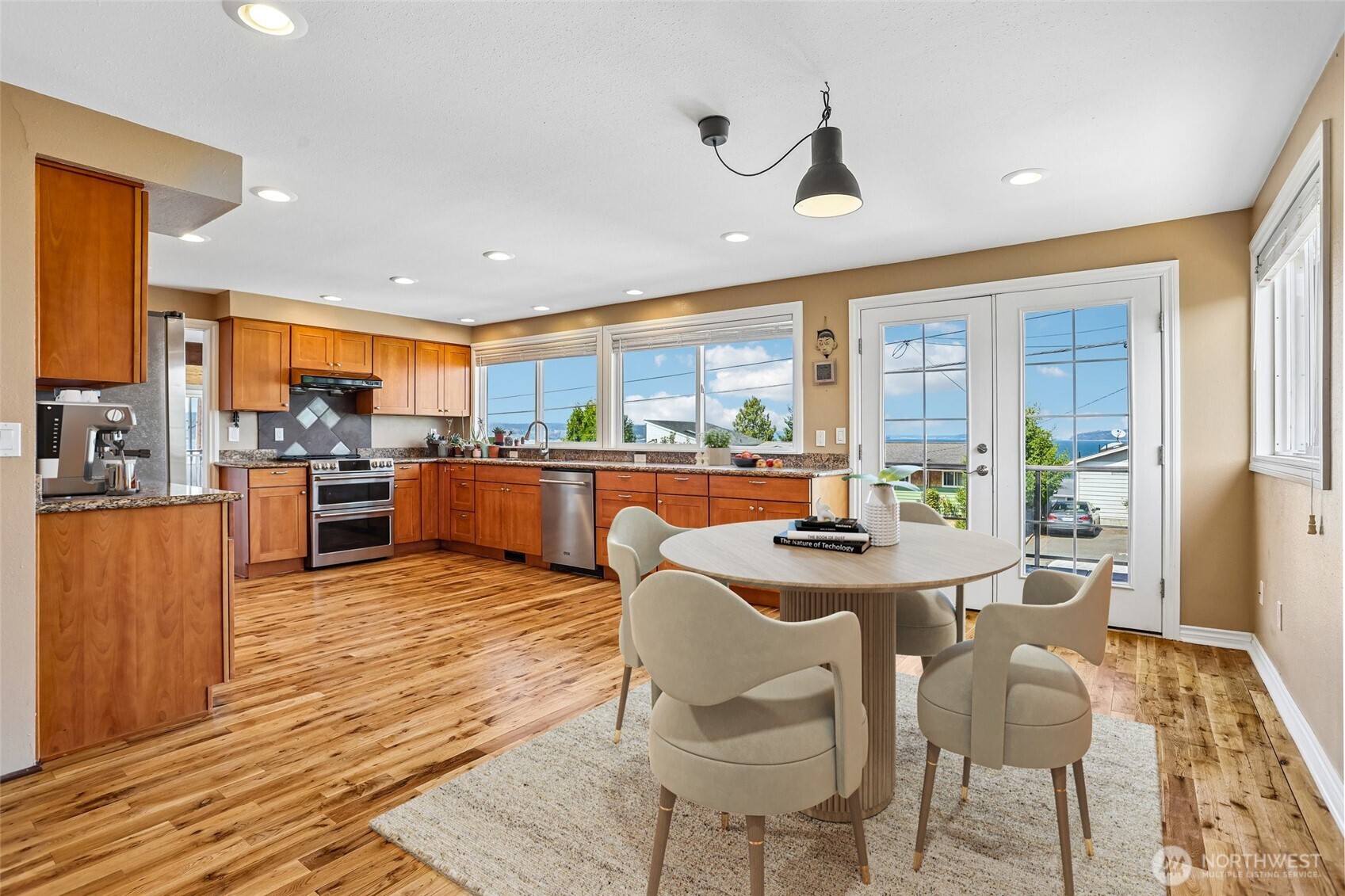 955 2nd Street Property Photo 16
